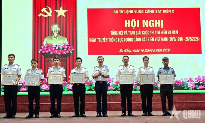  Thủ trưởng Vùng Cảnh sát biển 2 trao giải tặng các tập thể và cá nhân trong Cuộc thi tìm hiểu 28 năm Ngày truyền thống lực lượng Cảnh sát biển Việt Nam.  