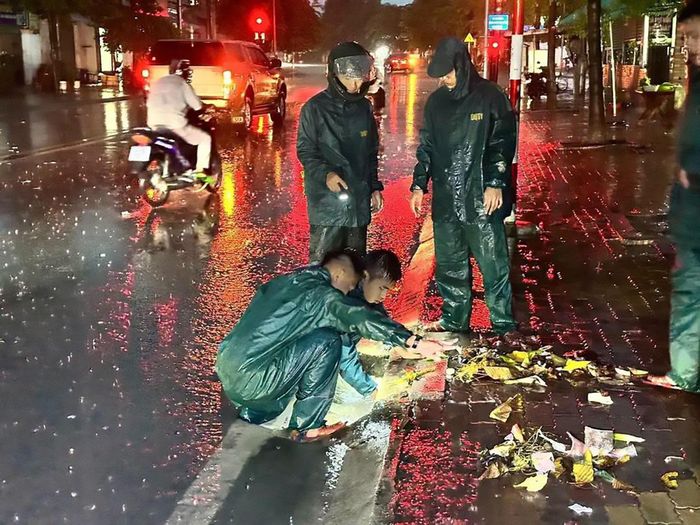  Cán bộ, chiến sĩ Ban Chỉ huy Quân sự phường Phú An khơi thông cống, rãnh, cửa thu nước, góp phần đẩy nhanh tiêu thoát nước sau mưa lớn.  