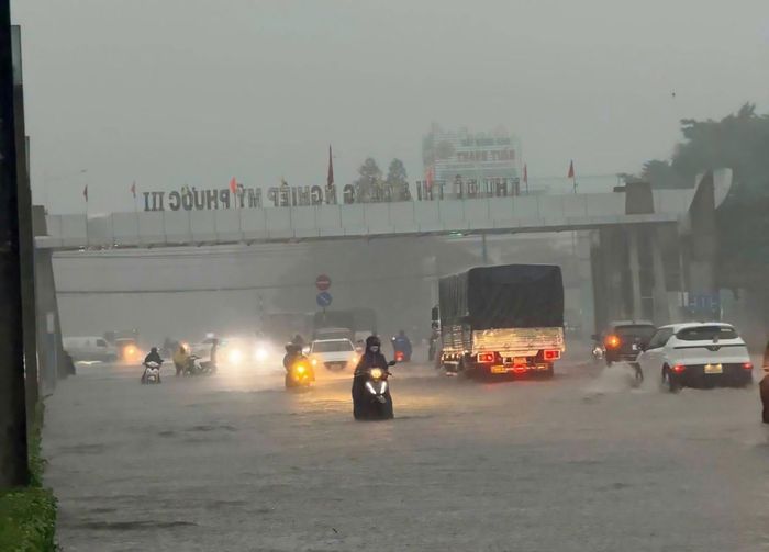 Tuyến đường tại Khu đô thị và công nghiệp Mỹ Phước 3, phường Thới Hòa (TP Hồ Chí Minh) bị ngập sâu, gây khó khăn cho người và phương tiện lưu thông.