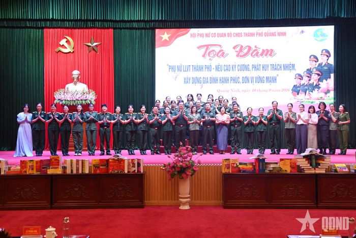 Các đại biểu chụp ảnh lưu niệm tại tọa đàm. 