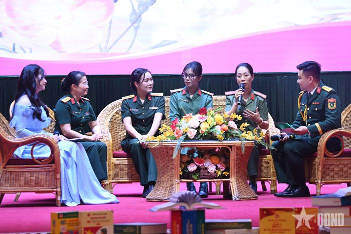 Các đại biểu tham gia tọa đàm. 