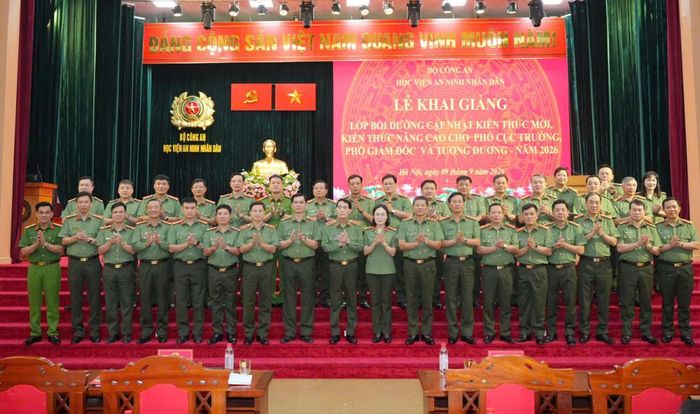 Các đại biểu dự Lễ khai giảng lớp bồi dưỡng.