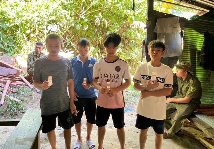 Công an xã Phước Hiệp test ma túy đối với người lao động trên địa bàn.