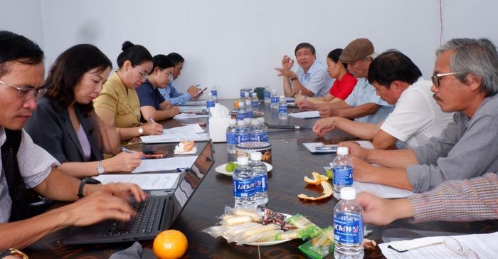 Nhà nghiên cứu Bùi Văn Tiếng (ngồi cuối bên phải) phát biểu tại buổi làm việc.