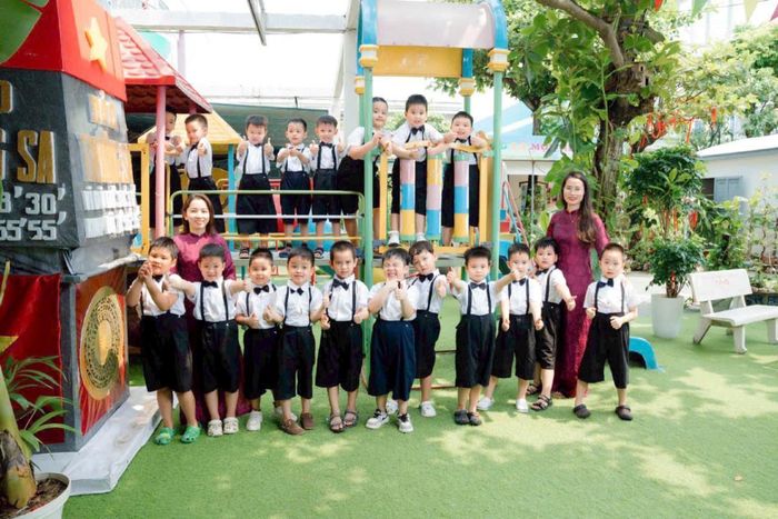 Nhà trường luôn chú trọng xây dựng môi trường giáo dục thân thiện, lấy trẻ làm trung tâm và tăng cường sự kết nối giữa gia đình với nhà trường.
