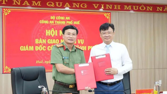 Thiếu tướng Nguyễn Thanh Tuấn và Đại tá Dương Văn Thoan tại hội nghị bàn giao nhiệm vụ.