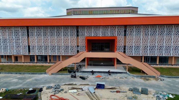 Công nhân đang tập trung thực hiện các phần việc còn lại trước ngày bàn giao 15-9.