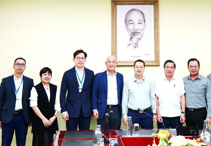 Chủ tịch UBND TP Nguyễn Mạnh Hùng và Phó Chủ tịch UBND TP Phan Thái Bình chụp ảnh lưu niệm với lãnh đạo Tập đoàn WHA.