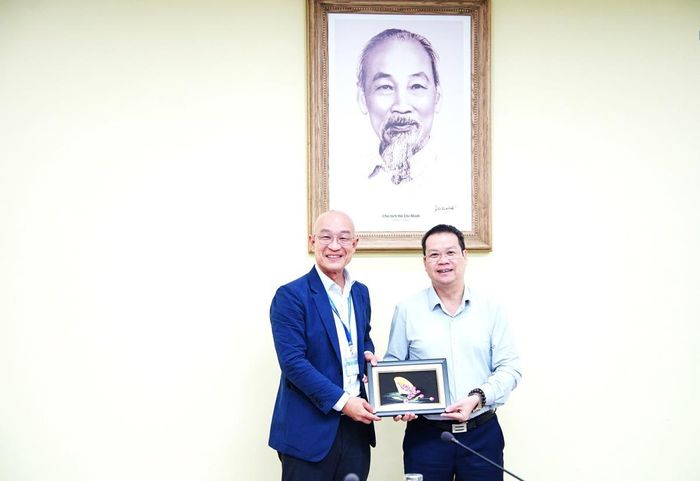 Chủ tịch UBND TP Nguyễn Mạnh Hùng tặng quà lưu niệm cho ông Pajongwit Pongsivapai - Tổng Giám đốc Tập đoàn WHA.