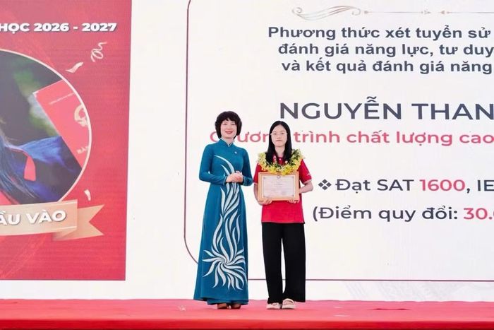 Nguyễn Thanh Tịnh được PGS. TS Phạm Thu Hương - Hiệu trưởng trường ĐH Ngoại thương vinh danh là một trong những thủ khoa đầu vào của trường năm nay.