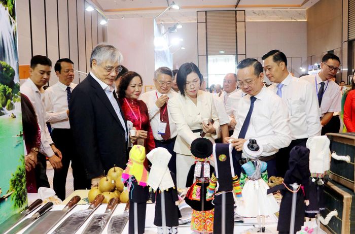 Các đại biểu tham quan gian hàng OCOP trong khuôn khổ hội nghị tại tỉnh Nghệ An ngày 9-9. Ảnh: HÂN GIA