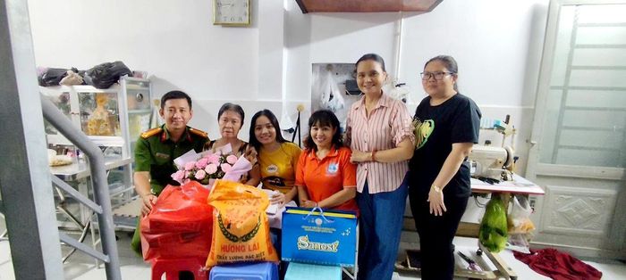 Đại diện Công an phường Hiệp Bình cùng các ban, ngành, đoàn thể đến thăm hỏi, cảm ơn bà Mùi
