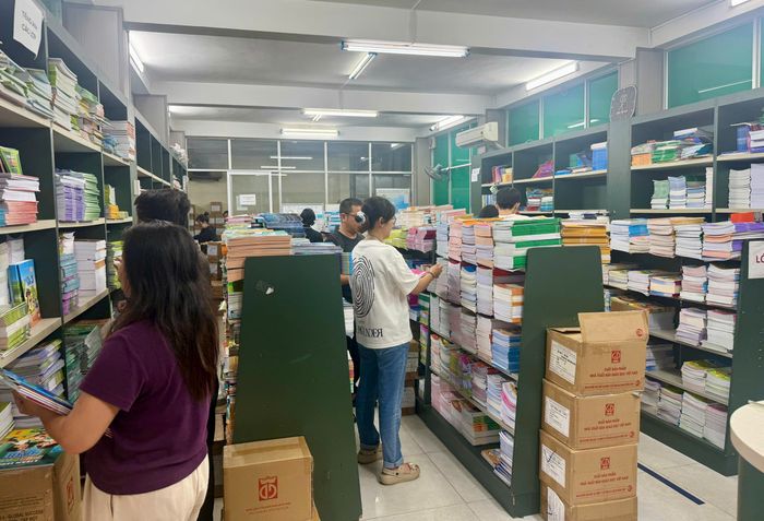  Phụ huynh và học sinh mua SGK tại trụ sở NXBGDVN tại TPHCM vào sáng 10-9 