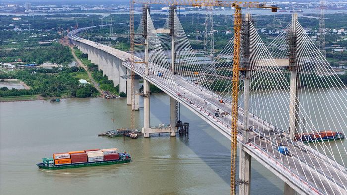 Hoàn thiện các nhịp cầu chính. Ảnh: THANH THƯƠNG