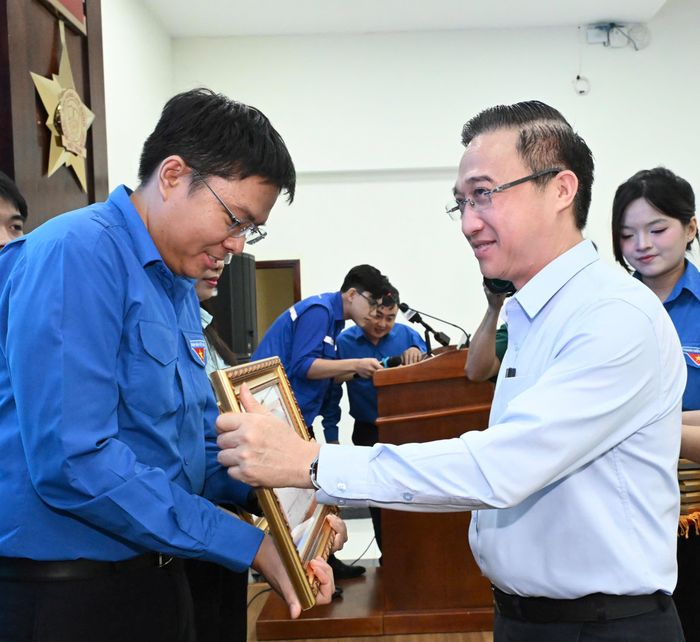 Phó Bí thư Thành ủy TPHCM Đặng Minh Thông trao Bằng khen cho các tập thể, cá nhân có thành tích xuất sắc trong triển khai đội hình “Mùa hè số” năm 2026. Ảnh: VIỆT DŨNG