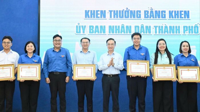 Đồng chí Đặng Minh Thông và đồng chí Ngô Minh Hải trao bằng khen của Chủ tịch UBND TPHCM đến các tập thể, cá nhân. Ảnh: VIỆT DŨNG