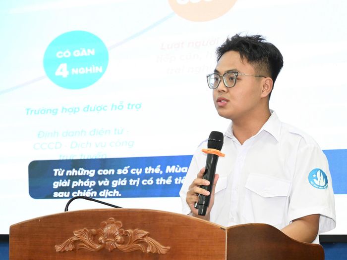 Đại biểu tham dự chia sẻ những mô hình, cách làm nổi bật trong triển khai “Mùa hè số”. Ảnh: VIỆT DŨNG