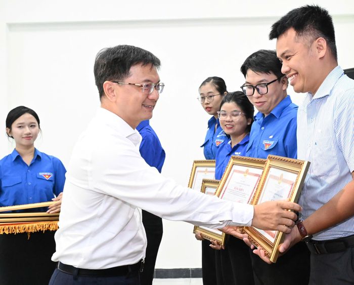 Phó Chủ tịch UBND TPHCM Nguyễn Mạnh Cường trao Bằng khen cho các tập thể, cá nhân có thành tích xuất sắc trong triển khai đội hình “Mùa hè số” năm 2026. Ảnh: VIỆT DŨNG