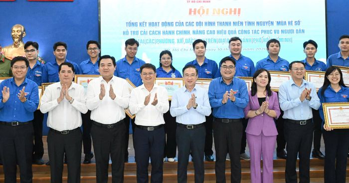 Phó Bí thư Thành ủy TPHCM Đặng Minh Thông cùng các đại biểu tham dự hội nghị. Ảnh: VIỆT DŨNG