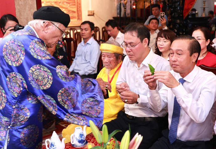 Nghi thức mời trầu tại lễ giỗ Đức Tả quân Lê Văn Duyệt