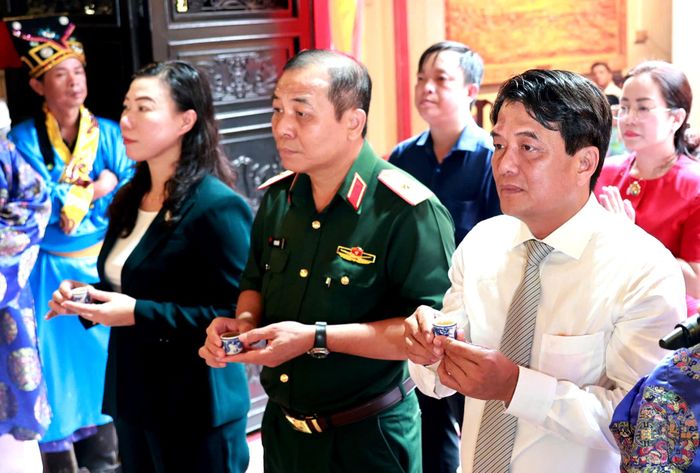 Các đồng chí lãnh đạo TPHCM thực hiện nghi thức dâng rượu tại lễ giỗ Tả quân Lê Văn Duyệt