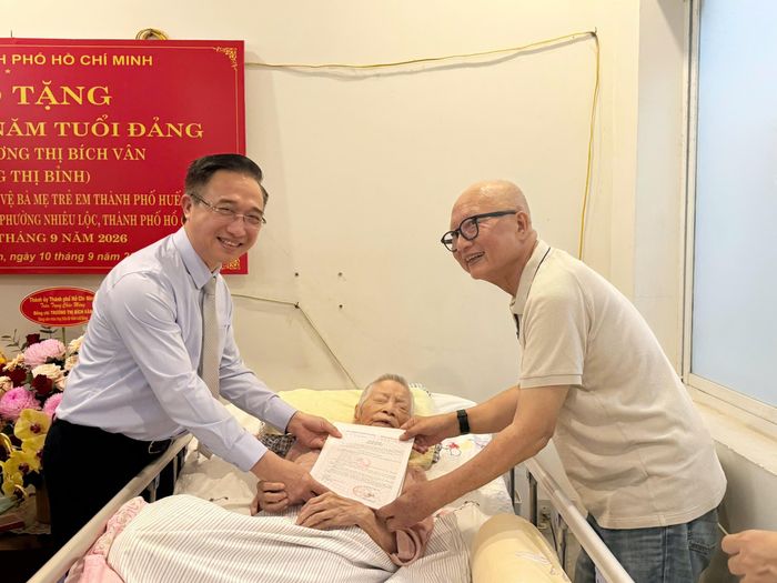  Đồng chí Đặng Minh Thông trao Quyết định về việc tặng Huy hiệu 80 năm tuổi Đảng cho gia đình đồng chí Trương Thị Bích Vân 