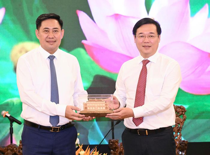  Đồng chí Lê Quốc Phong tặng quà lưu niệm đến đồng chí Alounxai Sounnalath. Ảnh: VIỆT DŨNG 