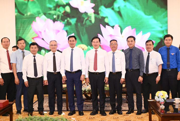  Đoàn đại biểu hai bên chụp ảnh lưu niệm. Ảnh: VIỆT DŨNG 