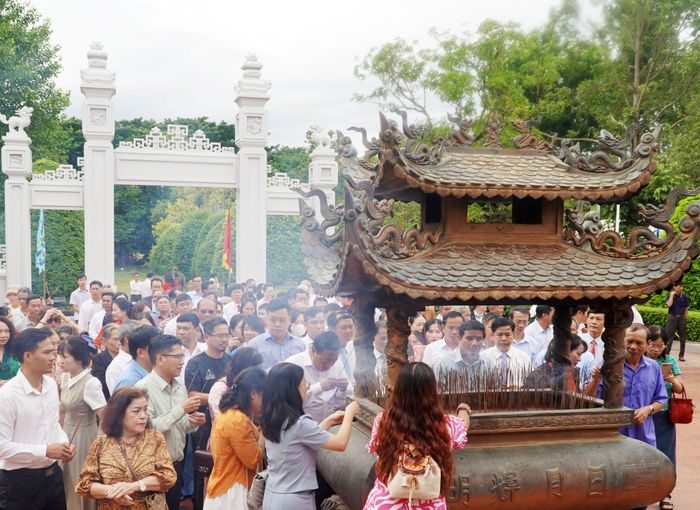  Đông đảo người dân, du khách gần xa đổ đến dâng hương tại lễ giỗ vua Quang Trung 
