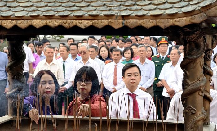  Đại diện các thế hệ lãnh đạo tỉnh Gia Lai dâng hương tại lễ giỗ. Ảnh: NGUYỄN DŨNG 