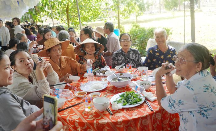  Đông đảo người dân đổ đến để dự lễ giỗ vua trong khuôn viên Bảo tàng Quang Trung 