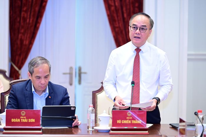 Thứ trưởng Bộ Nội vụ Vũ Chiến Thắng thông tin về những nội dung chính của Luật sửa đổi, bổ sung một số điều của Luật Người lao động Việt Nam đi làm việc ở nước ngoài theo hợp đồng. Ảnh: ĐỖ TRUNG