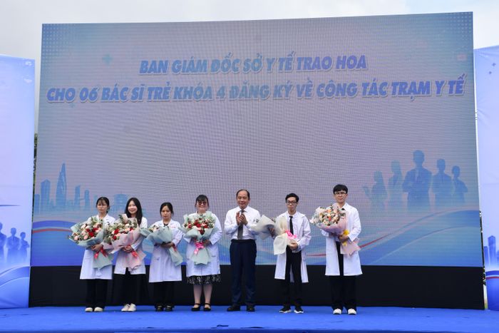  PGS.TS.BS Tăng Chí Thượng biểu dương 6 bác sĩ trẻ đăng ký công tác tại trạm y tế 