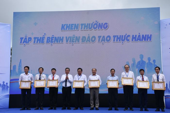  Đồng chí Nguyễn Phước Lộc tặng Bằng khen tập thể Bệnh viện đào tạo thực hành 