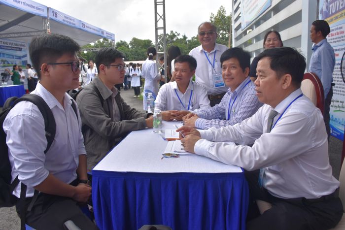  Các bác sĩ trẻ đăng ký về công tác tại Bệnh viện Đa khoa Bà Rịa 