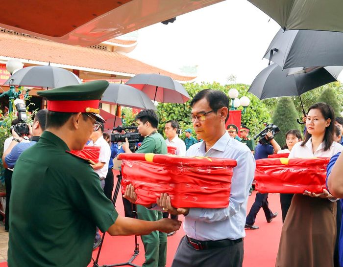Các đại biểu thực hiện nghi thức bàn giao mẫu hài cốt liệt sĩ