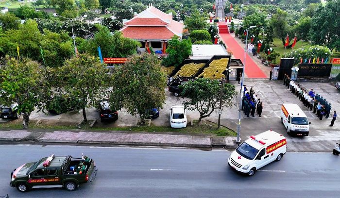 Các phương tiện vận chuyển mẫu hài cốt đến sân bay Tân Sơn Nhất
