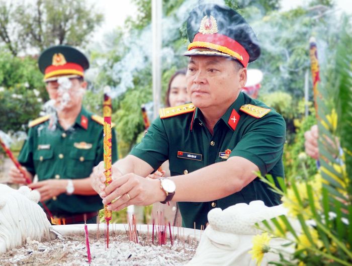 Đại tá Trần Văn Cư, Chỉ huy trưởng Bộ Chỉ huy Quân sự tỉnh Tây Ninh dâng hương tại Nghĩa trang Liệt sĩ Bến Lức