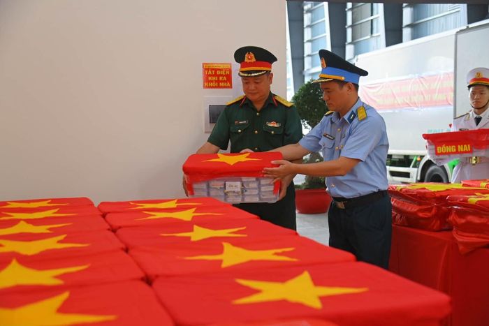  Đại diện Quân chủng Phòng không không quân nhận bàn giao. Ảnh: Bộ CHQS TPĐN 