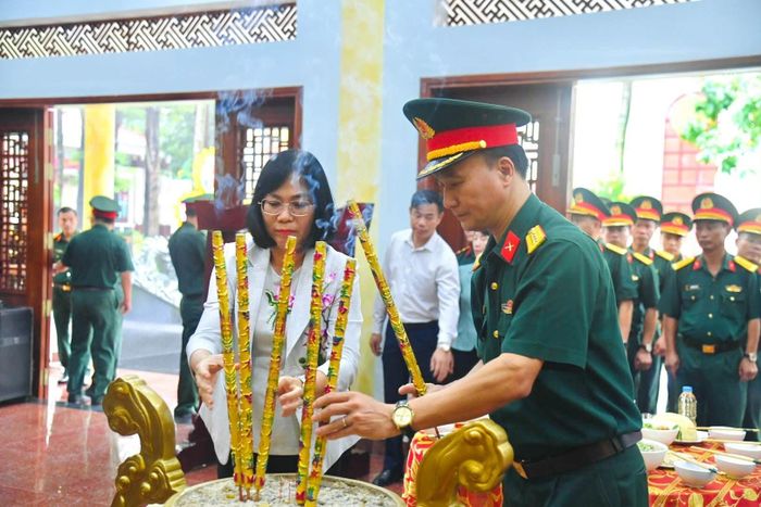  Đại biểu dâng hương tưởng nhớ Chủ tịch Hồ Chí Minh và các anh hùng liệt sĩ. Ảnh: Bộ CHQS TPĐN 