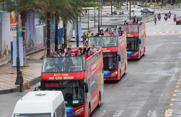 Các đại biểu tham quan biển Vũng Tàu bằng xe buýt 2 tầng. Ảnh: THÀNH HUY