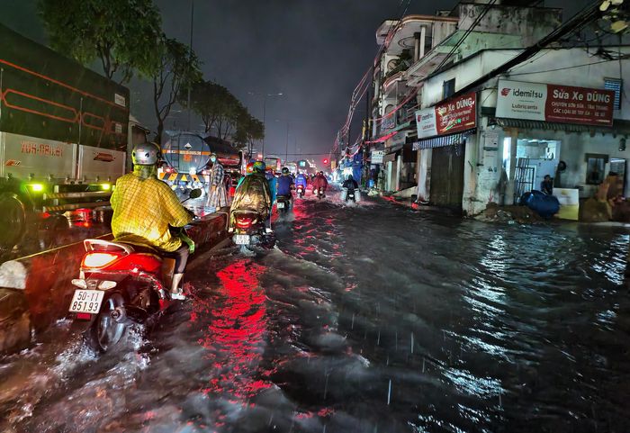 Nước ngập trên đường Lê Quang Đạo. Ảnh: NGUYỄN TÂN 