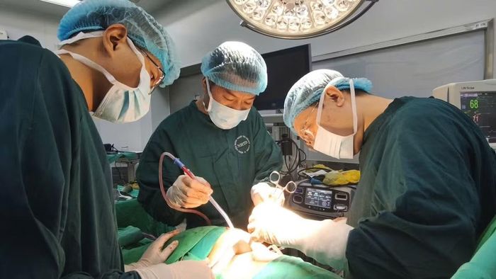 Ê-kíp phẫu thuật cho bệnh nhân - Ảnh BVCC