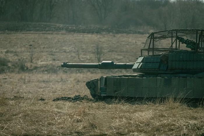 Abrams được trang bị nhiều khối giáp phản ứng nổ (ERA), các kíp lái thừa nhận khả năng bảo vệ này vẫn có những giới hạn nhất định. Ảnh: Quân đội Ukraine.