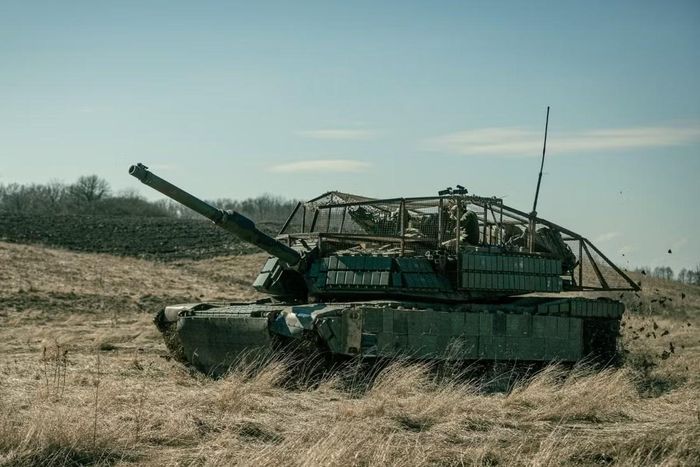 Xe tăng M1 Abrams của Ukraine được trang bị giáp phản ứng nổ và giáp lồng để chống lại các cuộc tấn công bằng UAV cảm tử. Ảnh: Quân đội Ukraine.