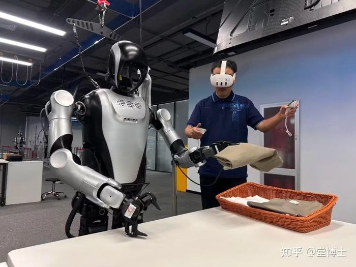 Chuyên gia sử dụng bộ điều khiển để hướng dẫn robot hình người thực hiện các thao tác lặp lại, qua đó thu thập dữ liệu huấn luyện.