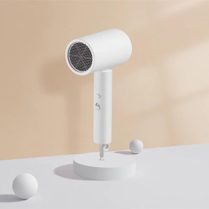 Máy sấy tóc Xiaomi Compact Hair Dryer H101 gập gọn, luồng khí mạnh 15 m/giây, tạo 50 triệu ion âm, giá chỉ 350.000 đồng, tiện mang đi du lịch.