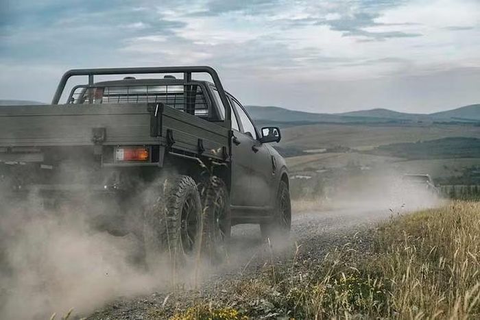 Bộ Quốc phòng Anh đang tìm cách mua khoảng 2.500 xe tiện ích hạng nhẹ để thay thế đội xe Land Rover Defender đã cũ và các mẫu Steyr-Puch Pinzgauer cổ lỗ sĩ vào năm 2030, như một phần của sáng kiến ​​trị giá 4,8 tỷ bảng Anh (khoảng 6,5 tỷ đô la Mỹ).