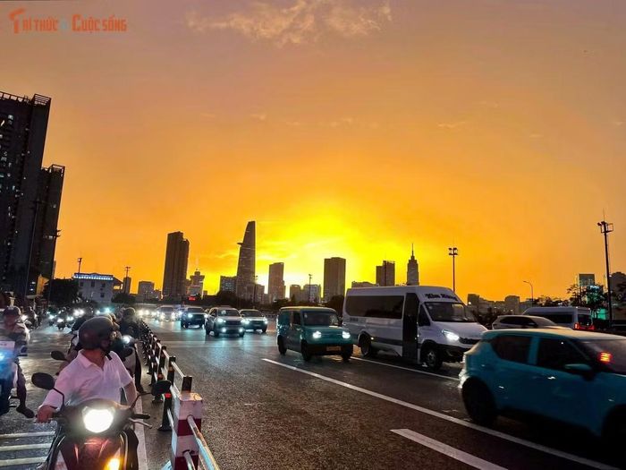 Một số khu vực Thủ Thiêm bầu trời xuất hiện màu vàng cam khiến nhiều người đi đường thích thú.
