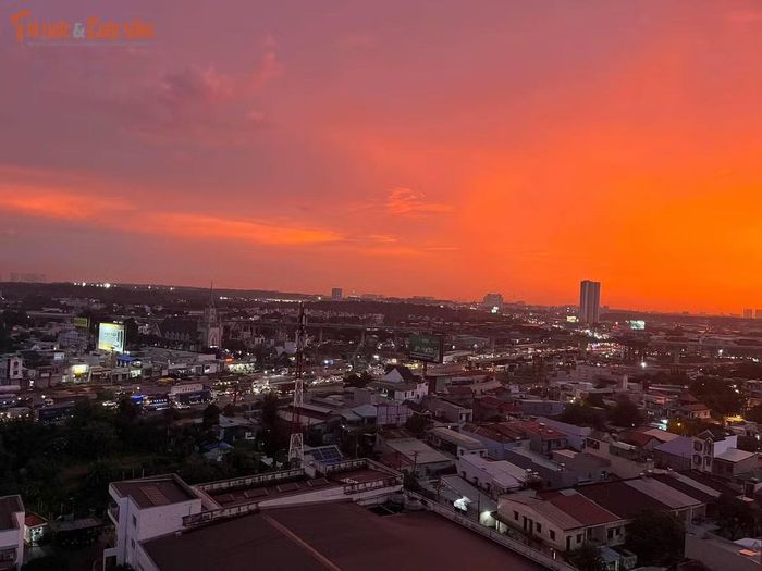 Những mảng mây còn sót lại sau mưa được nhuộm vàng, tạo nên khung cảnh đặc biệt trên nền trời thành phố.